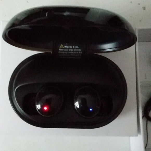 True Wireless Earbuds with charger - Picture 3 of 3